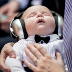 Nourrisson en train d'écouter de la musique pour s'endormir