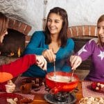 Jeunes femmes mangeant une fondue au fromage