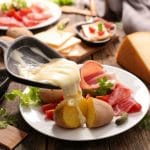 Assiette de raclette : fromage fondu, pomme de terre et charcuterie