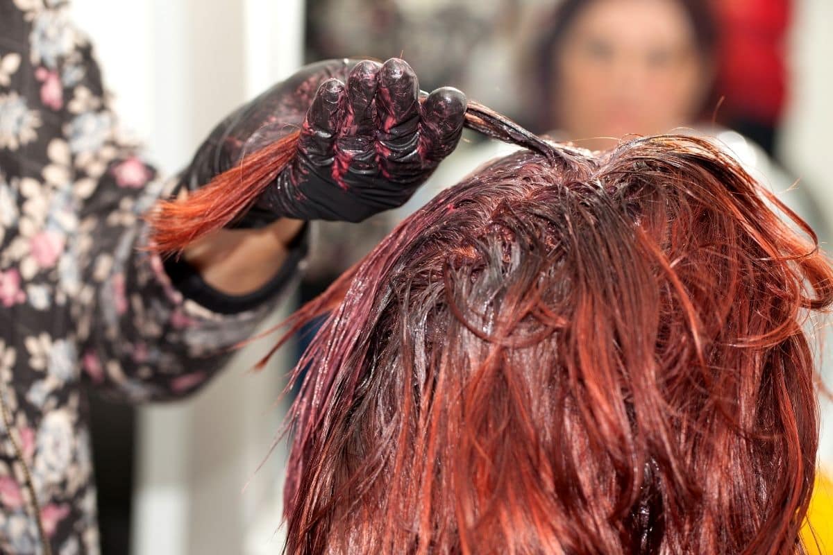 Femme faisant une coloration