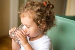 Tout-petit en train de boire de l'eau