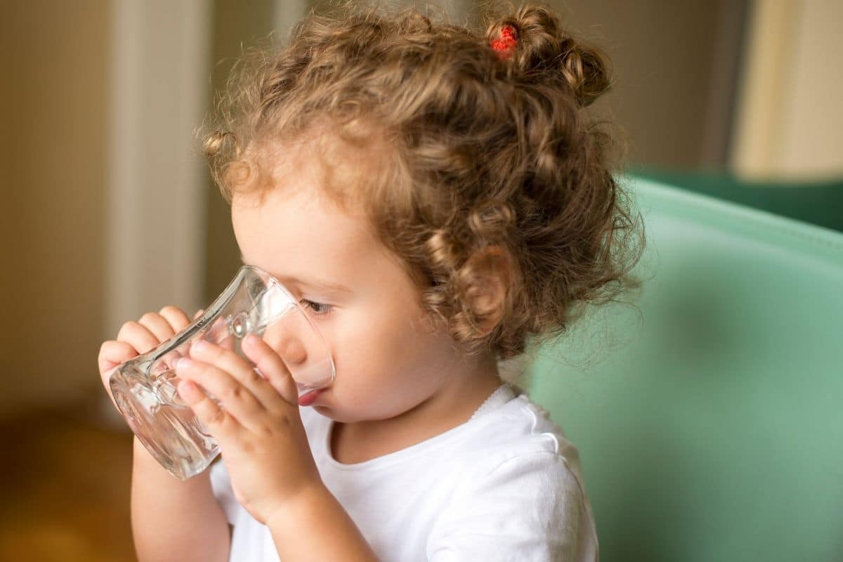 Tout-petit en train de boire de l'eau