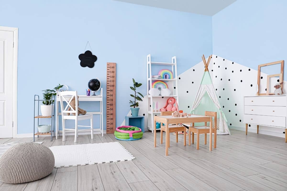 Toise dans une chambre d'enfant