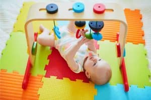 Bébé jouant avec son tapis d'éveil