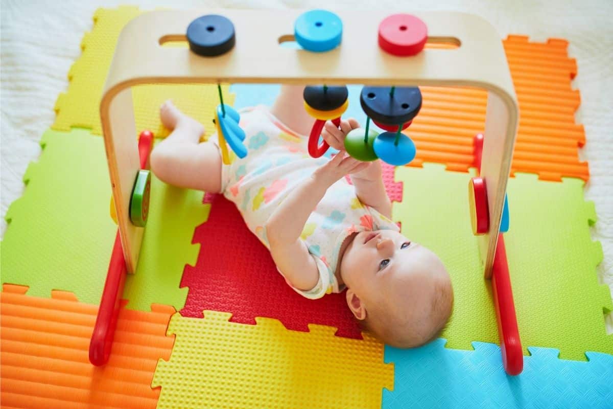 Bébé jouant avec son tapis d'éveil