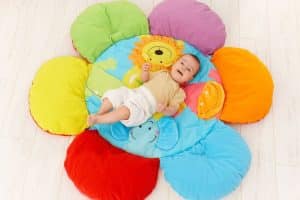 Bébé sur un tapis d'éveil
