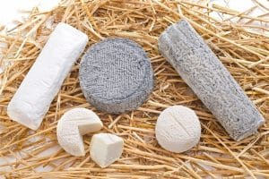 Plateau de différentes variétés de chèvre