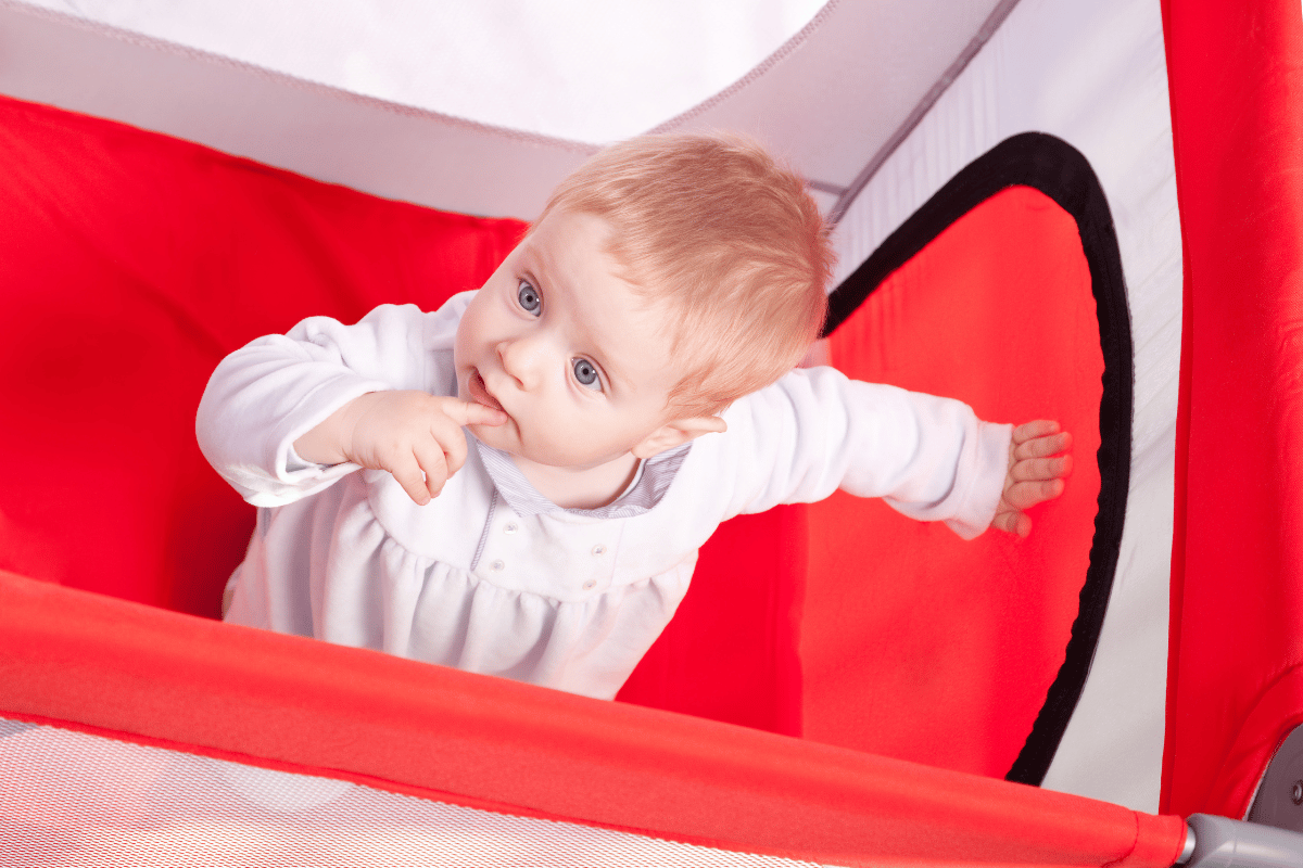 bébé dans un lit parapluie