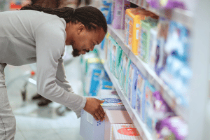 Papa en train d'acheter des couches bébé