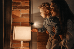 Maman et tout-petit autour d'une lampe de chevet