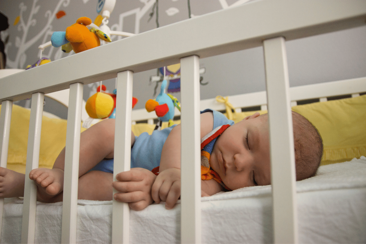 bébé endormi dans son lit