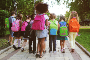 Enfants portant leur sac d'école