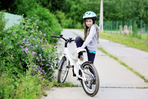 Demoiselle sur son vélo de fille