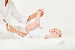 Bébé en train d'être changé