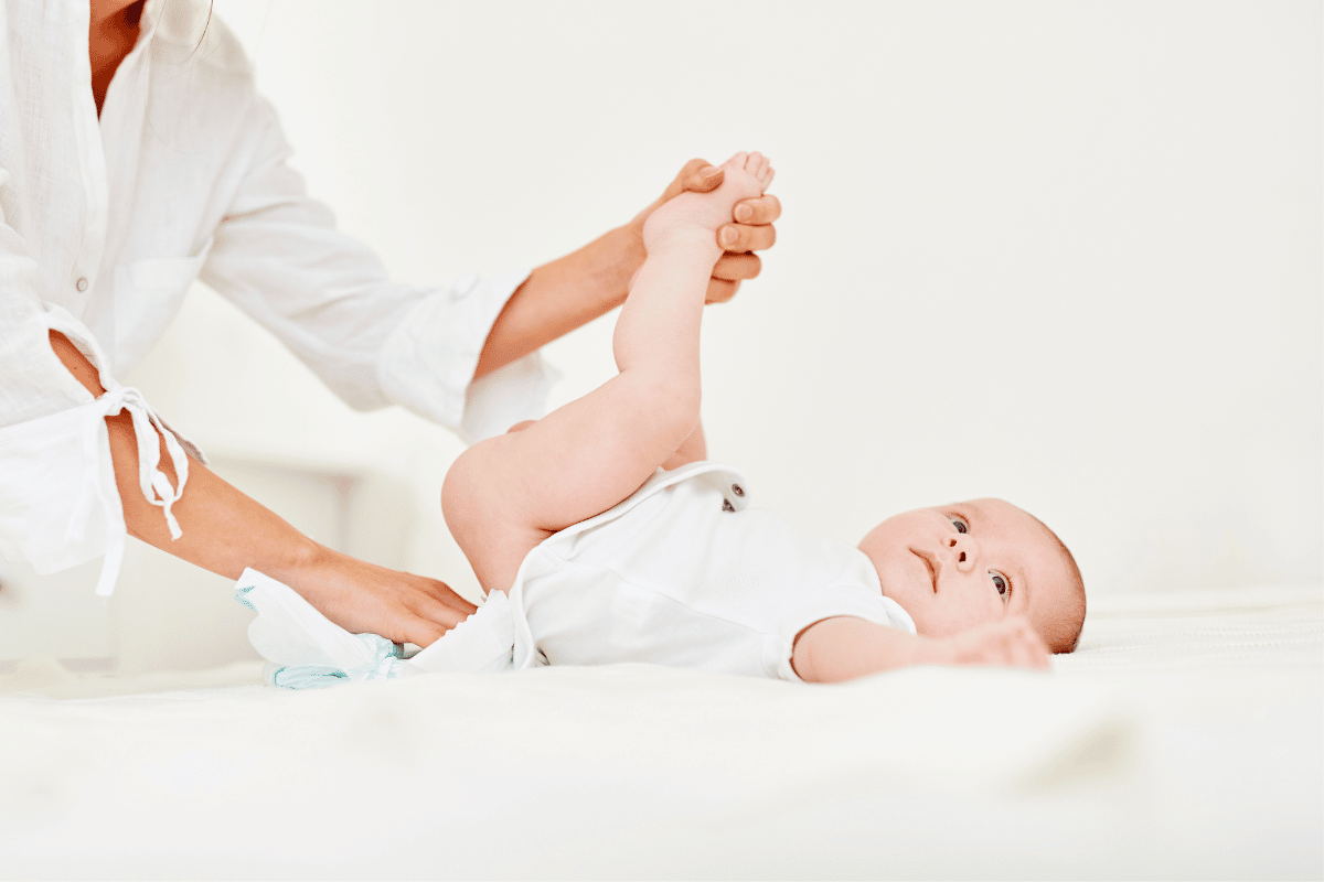 Bébé en train d'être changé