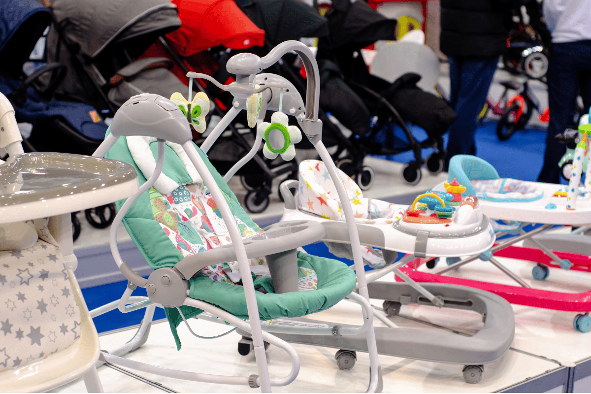 Transat et balancelle bébé en magasin