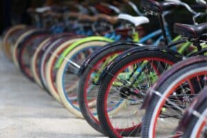 Vélos pour garçons dans un magasin