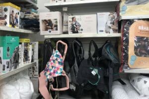 Rayon porte-bébé d'un magasin de puériculture