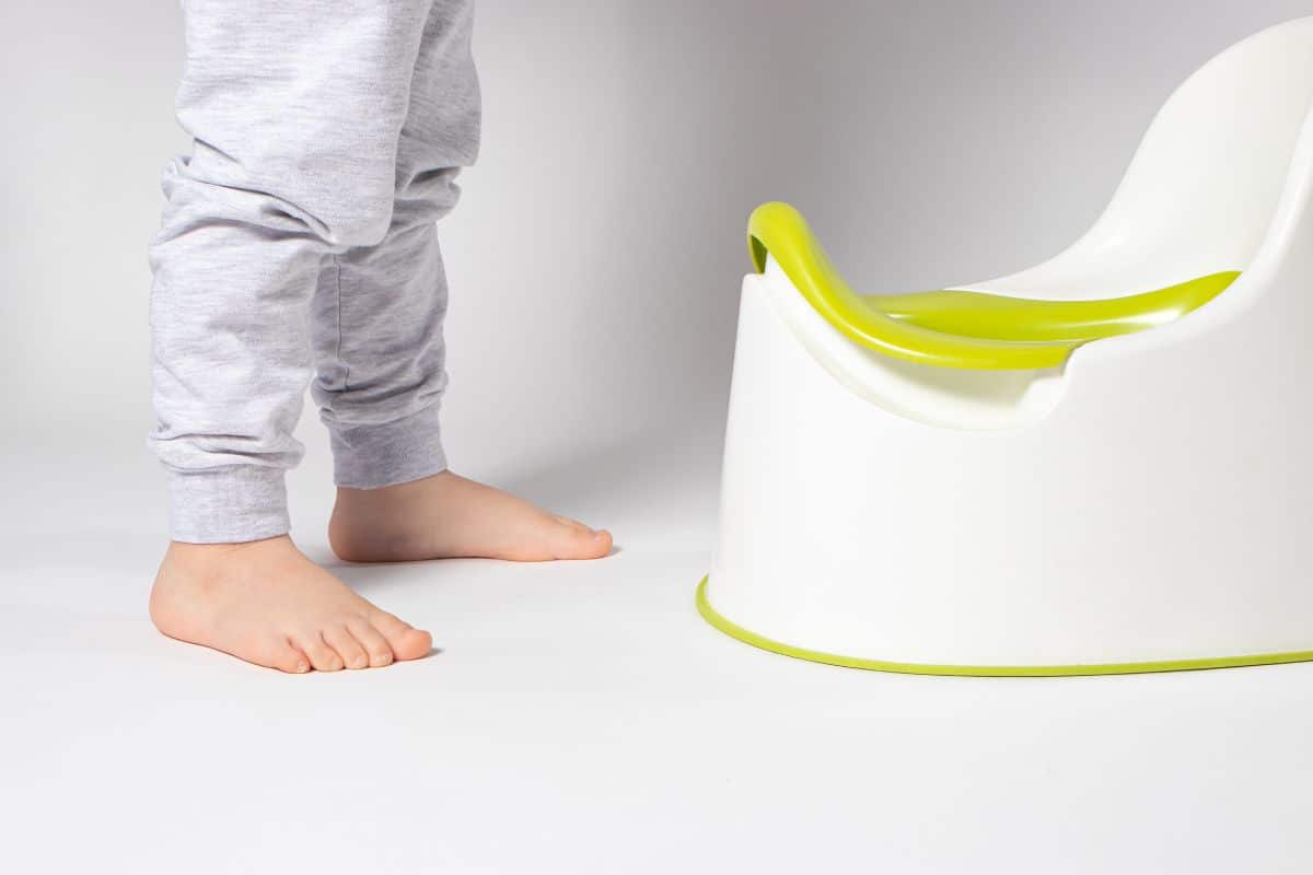 Enfant devant un pot d'apprentissage de la propreté