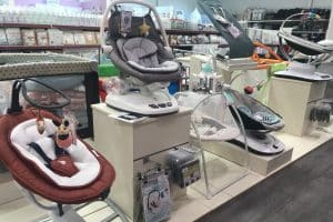 Balancelles bébé dans un magasin de puériculture